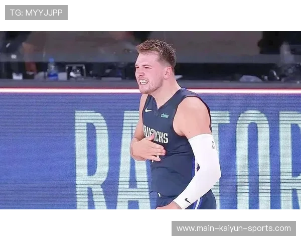 东契奇突破底线上篮得手，独行侠再添关键球